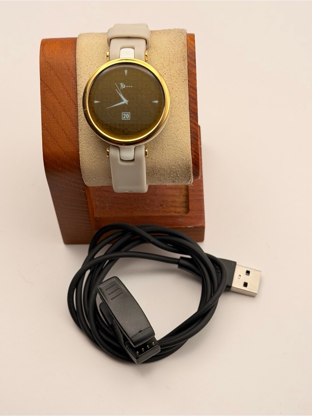 Garmin Lily, Tested, Gold/white, Charger Included, Women Smart Watch